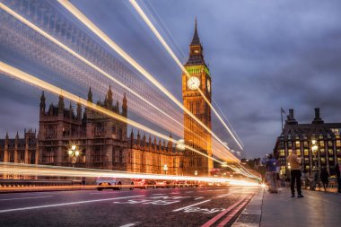 Big Ben'e ve Parlamento gece, Londra, İngiltere