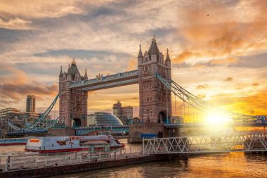 Renkli günbatımı karşı Tower Bridge, Londra, İngiltere