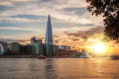 Londra, İngiltere, İngiltere'de renkli günbatımı karşı modern mimarisi ile manzarası