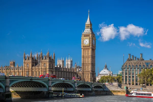 Big Ben και τα κτίρια του Κοινοβουλίου με το σκάφος σε Λονδίνο, Αγγλία, U — Φωτογραφία Αρχείου