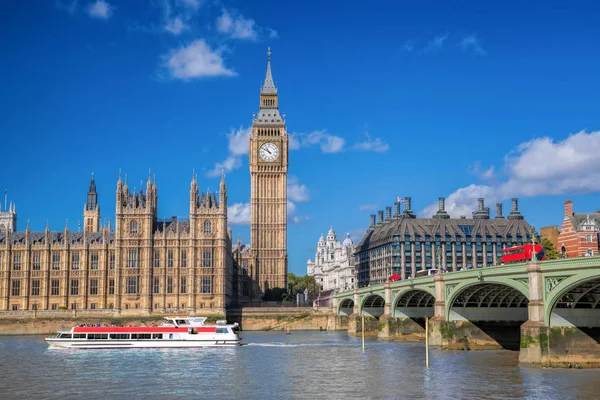 Big Ben και τα κτίρια του Κοινοβουλίου με το σκάφος στο Λονδίνο, Αγγλία, Ηνωμένο Βασίλειο — Φωτογραφία Αρχείου