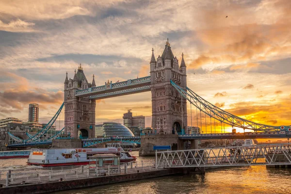 Tower Bridge εναντίον πολύχρωμο ηλιοβασίλεμα στο Λονδίνο, Αγγλία, Ηνωμένο Βασίλειο — Φωτογραφία Αρχείου