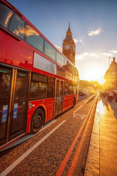 Big Ben s dvoupatrový autobus proti barevný západ slunce v Londýně, Velká Británie — Stock fotografie