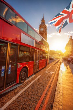 Londra'nın renkli günbatımı karşı Çift katlı otobüs ile Big Ben