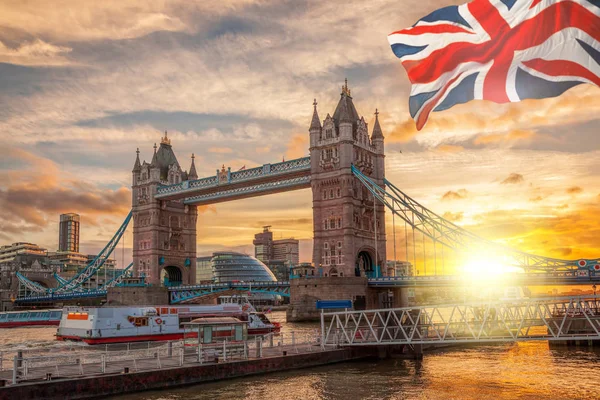 Tower Bridge terhadap matahari terbenam berwarna-warni di London, Inggris, Inggris — Stok Foto