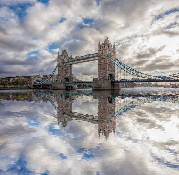 Tower Bridge proti západu slunce v Londýně, Anglie, Velká Británie — Stock fotografie
