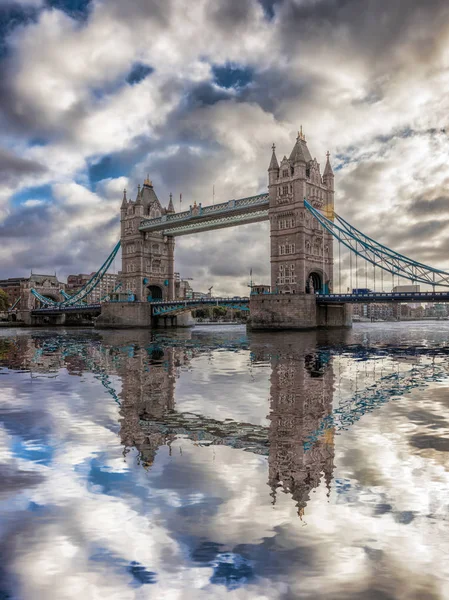 Tower Bridge contra o pôr do sol em Londres, Inglaterra, Reino Unido — Fotografia de Stock