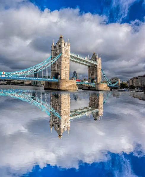 Tower Bridge in Londen, Engeland, Verenigd Koninkrijk — Stockfoto