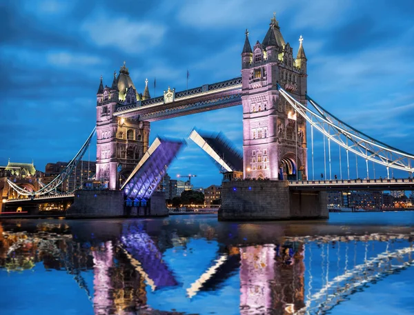 Famoso Tower Bridge con puerta abierta por la noche, Londres, Inglaterra, Reino Unido — Foto de Stock