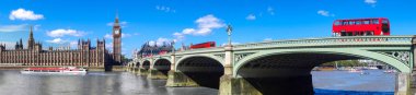 Londra panorama Köprüsü'nde İngiltere, BK'da Big Ben karşı kırmızı otobüs ile