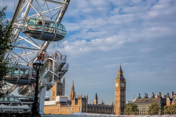 LONDRES, INGLATERRA - 9 de agosto de 2016. Vista de la ciudad de Londres con London Eye la mayor atracción de Londres contra el famoso Big Ben — Foto de Stock