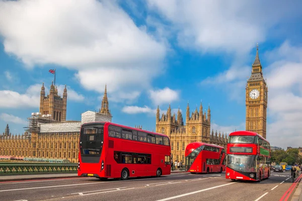 Londen met rode bussen tegen Big Ben in Engeland, Uk — Stockfoto