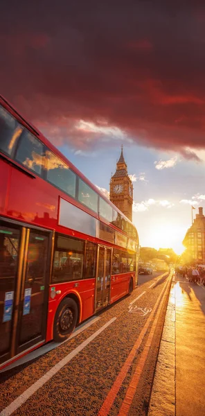 Подвоїти decker автобуса проти Біг-Бен з барвистими захід сонця в Лондон, Великобританія — стокове фото