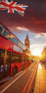Çift katlı otobüs Big Ben karşı renkli gün batımı ile Londra, İngiltere, İngiltere'de