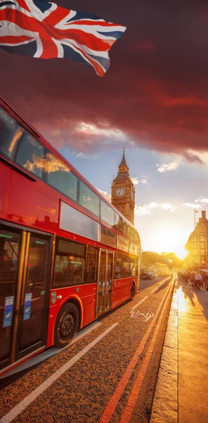 Double decker bus przeciwko Big Ben z kolorowy zachód słońca w Londyn, Anglia, Wielka Brytania — Zdjęcie stockowe