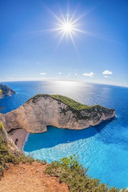 Zakynthos Adası Yunanistan'günbatımı karşı Batığı ile Navagio plaj