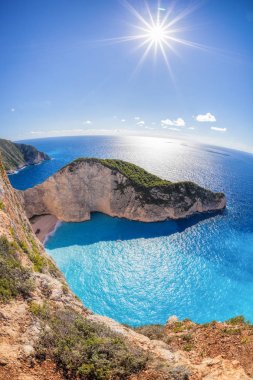 Zakynthos Adası Yunanistan'günbatımı karşı Batığı ile Navagio plaj