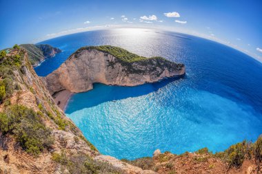 Zakynthos Adası Yunanistan'günbatımı karşı Batığı ile Navagio plaj