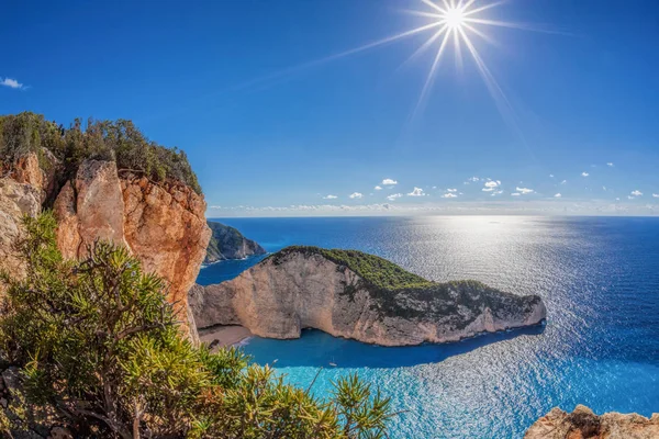 Navagio пляж з корабельної аварії проти захід сонця на Закінф в Греції — стокове фото