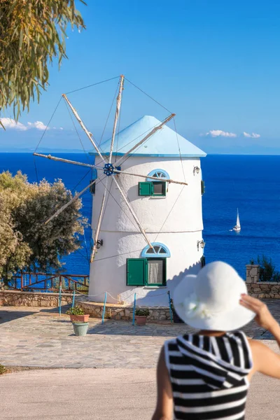 Mujer contra viejo molino de viento en la isla de Zakynthos en Grecia — Foto de Stock