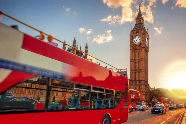 Big Ben s dvoupatrový autobus proti západu slunce v Londýně, Anglie, Velká Británie — Stock fotografie