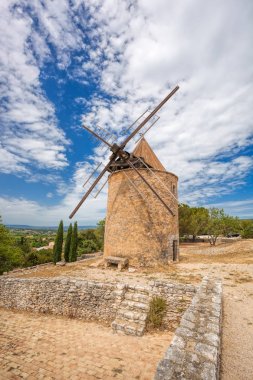 Eski taş yel değirmeni Saint Saturnin les Apt, Provence, Fransa
