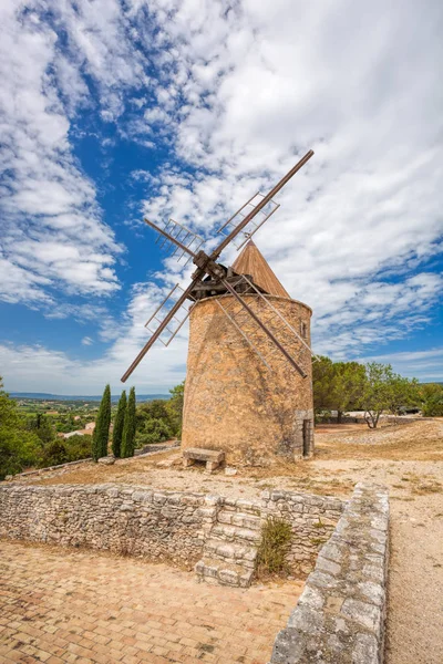 Old stone windmill in Saint Saturnin les Apt, Provence, France — Stock Photo, Image