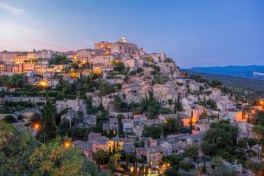 Ünlü eski köy Gordes Provence karşı günbatımı Fransa
