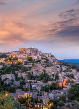 Ünlü eski köy Gordes Provence karşı günbatımı Fransa