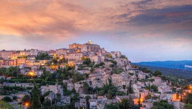 Ünlü eski köy Gordes Provence karşı günbatımı Fransa