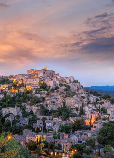 Berühmtes altes Dorf Gordes in Provence gegen Sonnenuntergang in Frankreich — Stockfoto