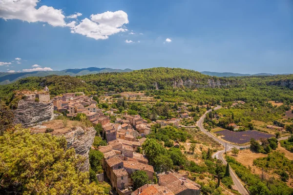 Vesnice Saignon levandulová pole v Luberonu, Provence, Francie — Stock fotografie