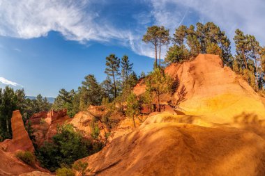 Roussillion park ile kırmızı kayalar Luberon, Provence, Fransa