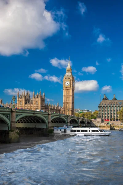 Big Ben e Camere del Parlamento con barca a Londra, Inghilterra, Regno Unito — Foto Stock