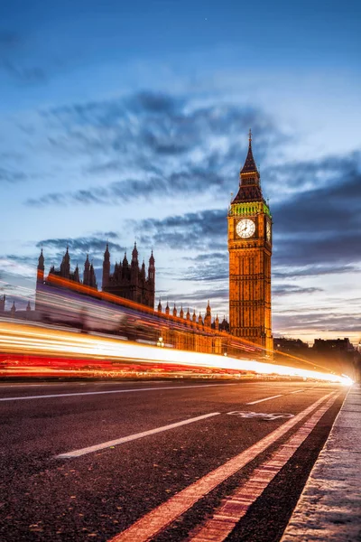 Big Ben con ponte la sera, Londra, Inghilterra, Regno Unito — Foto Stock