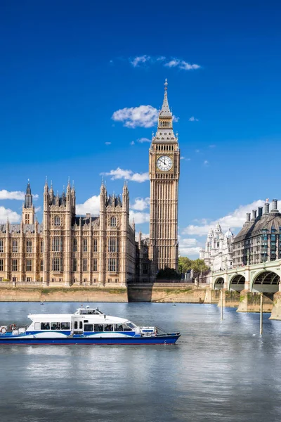 Big Ben e Camere del Parlamento con barca a Londra, Inghilterra, Regno Unito — Foto Stock