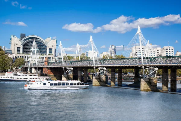 Golden Jubilee Bridge mit Boot in London, England, Großbritannien — Stockfoto