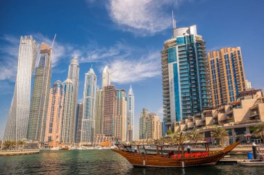 Dubai Yat Limanı teknelerle karşı gökdelen içinde Dubai, İngiltere