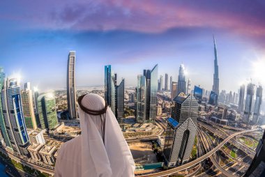 Cityscape Dubai Birleşik Arap Emirlikleri modern fütüristik mimarisi ile izleyen Arap adamım.