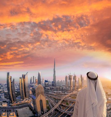 Cityscape Dubai Birleşik Arap Emirlikleri modern fütüristik mimarisi ile izleyen Arap adamım.