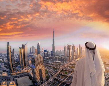 Cityscape Dubai Birleşik Arap Emirlikleri modern fütüristik mimarisi ile izleyen Arap adamım.