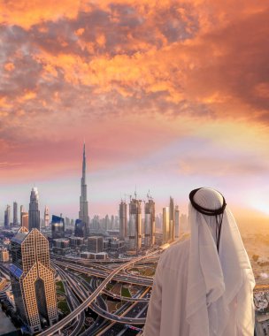Cityscape Dubai Birleşik Arap Emirlikleri modern fütüristik mimarisi ile izleyen Arap adamım.