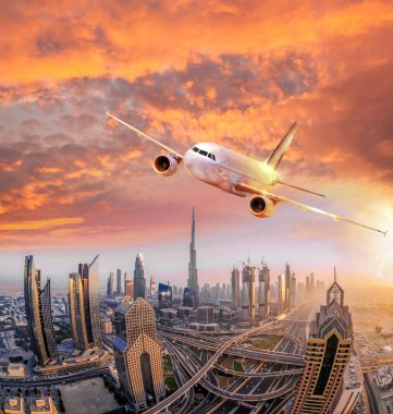 Uçak renkli günbatımı karşı Birleşik Arap Emirlikleri Dubai uçuyor