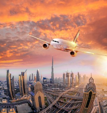 Uçak renkli günbatımı karşı Birleşik Arap Emirlikleri Dubai uçuyor