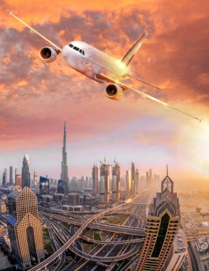 Uçak renkli günbatımı karşı Birleşik Arap Emirlikleri Dubai uçuyor