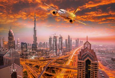 Uçak renkli günbatımı karşı Birleşik Arap Emirlikleri Dubai uçuyor