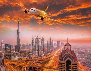 Uçak renkli günbatımı karşı Birleşik Arap Emirlikleri Dubai uçuyor