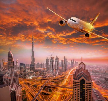 Uçak renkli günbatımı karşı Birleşik Arap Emirlikleri Dubai uçuyor