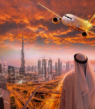 Arap adam renkli günbatımı karşı Birleşik Arap Emirlikleri Dubai uçan uçak ile