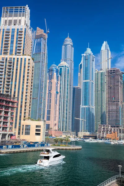 Dubai Marina com barcos contra arranha-céus em Dubai, Emirados Árabes Unidos — Fotografia de Stock